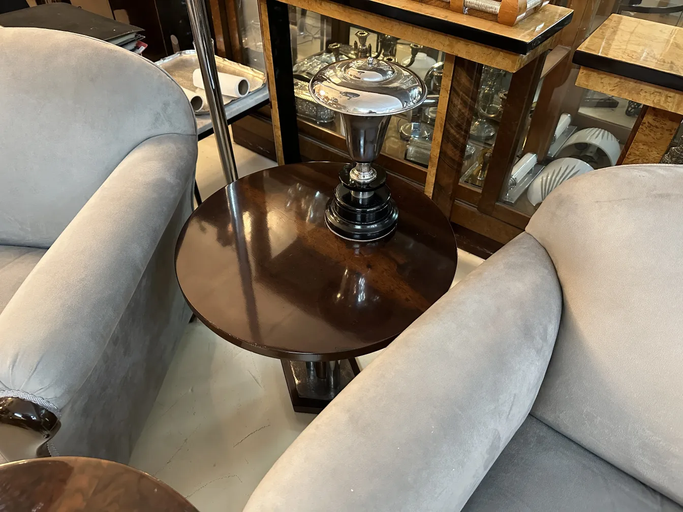 lampara de mesa antigua y elegante en un ambiente acogedor