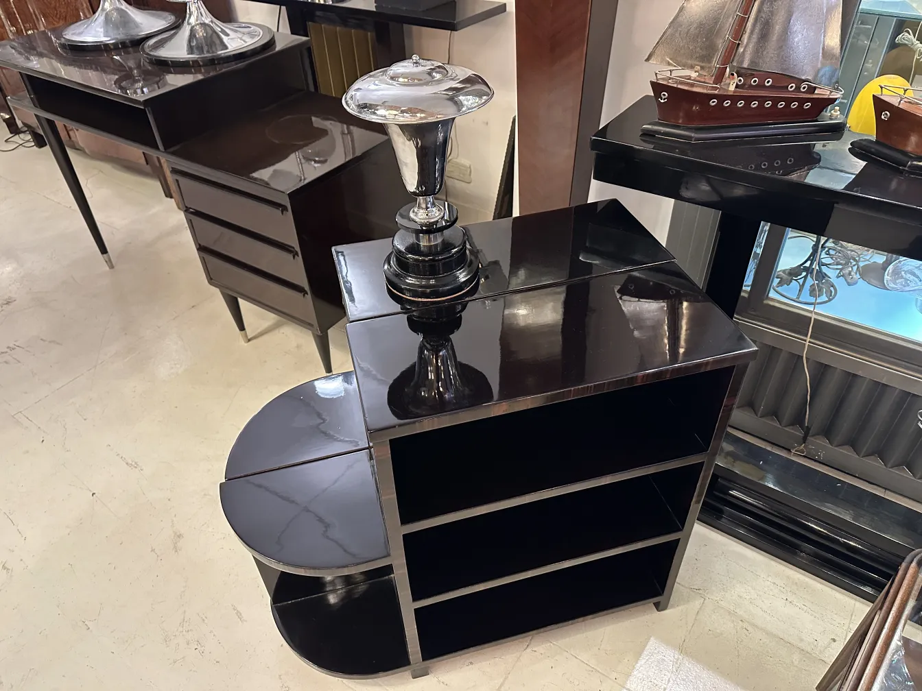 Lámpara de mesa antigua, elegante y brillante en un ambiente moderno.