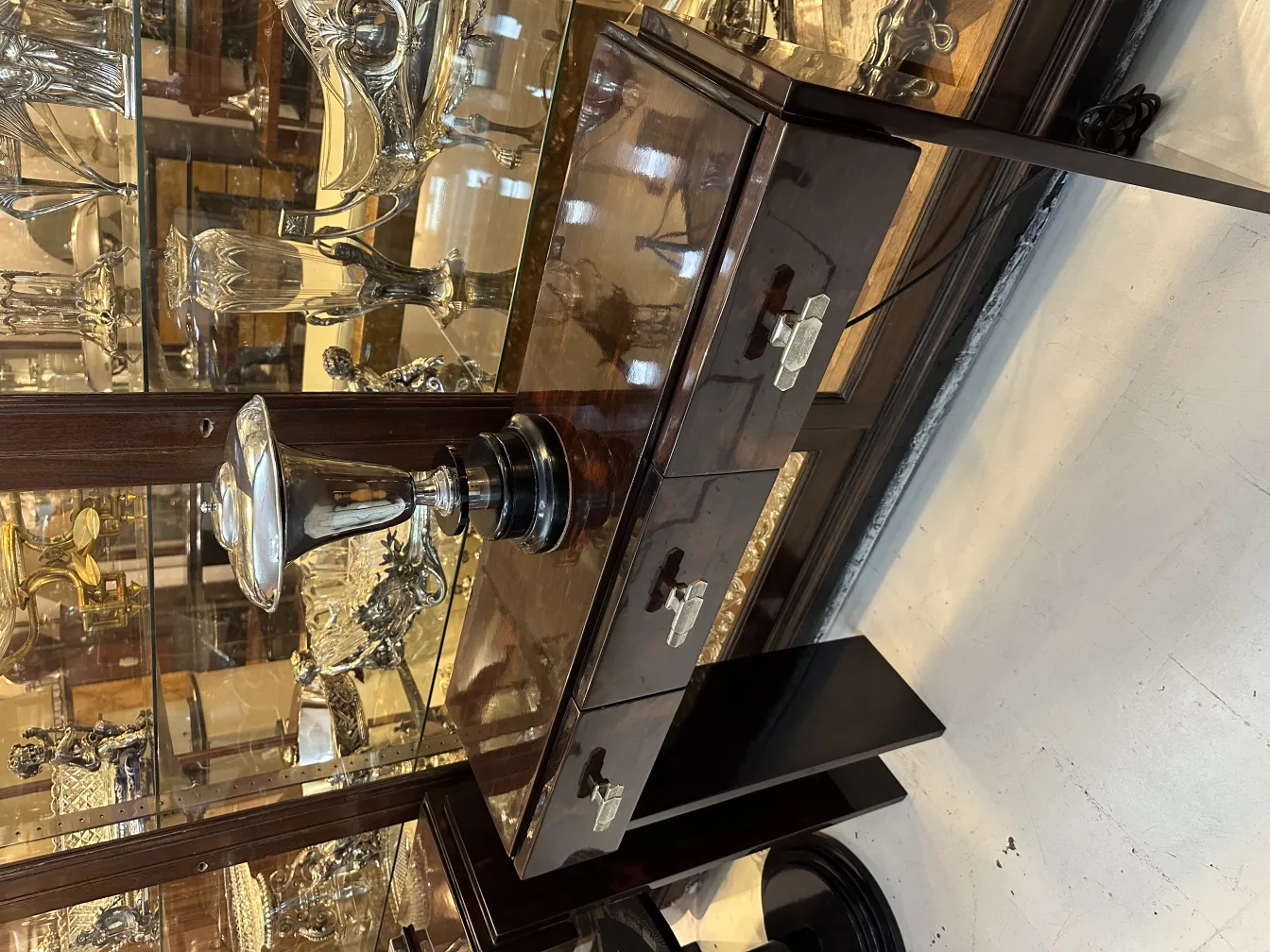 Lampe de bureau antique avec des détails brillants dans un cadre élégant.