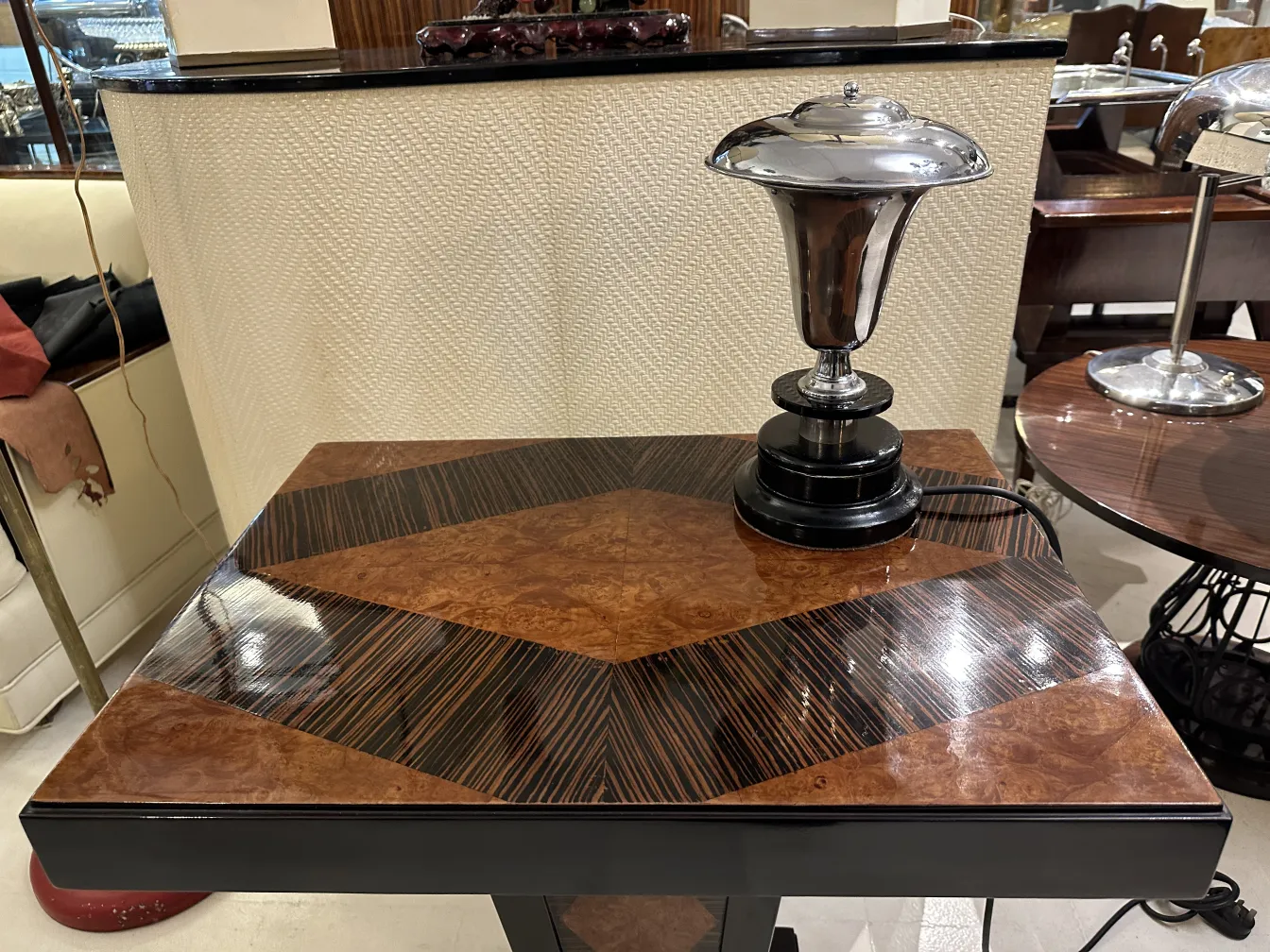 lampe de bureau ancienne avec un design élégant et une base noire