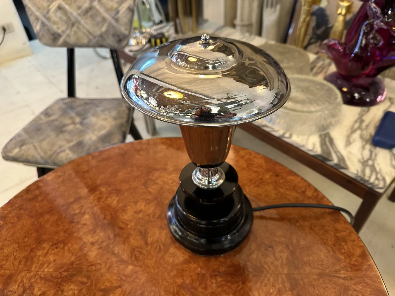 Lámpara de mesa antigua, brillante, en una mesa de madera.