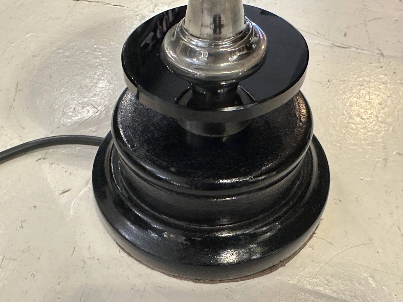 glänzende schwarze Basis antiker Tischlampe