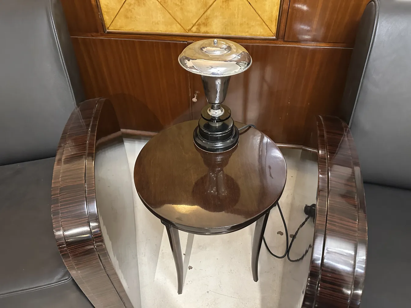 Lampada da tavolo antica con design classico su un piccolo tavolo in un ambiente elegante.