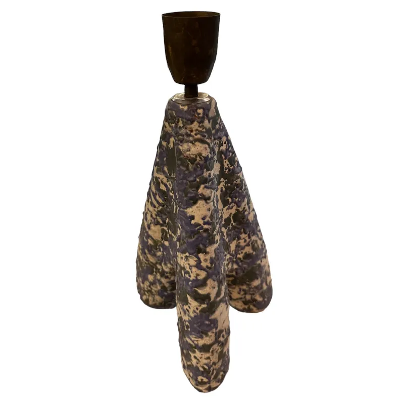 luminária de mesa antiga com base triangular e design colorido