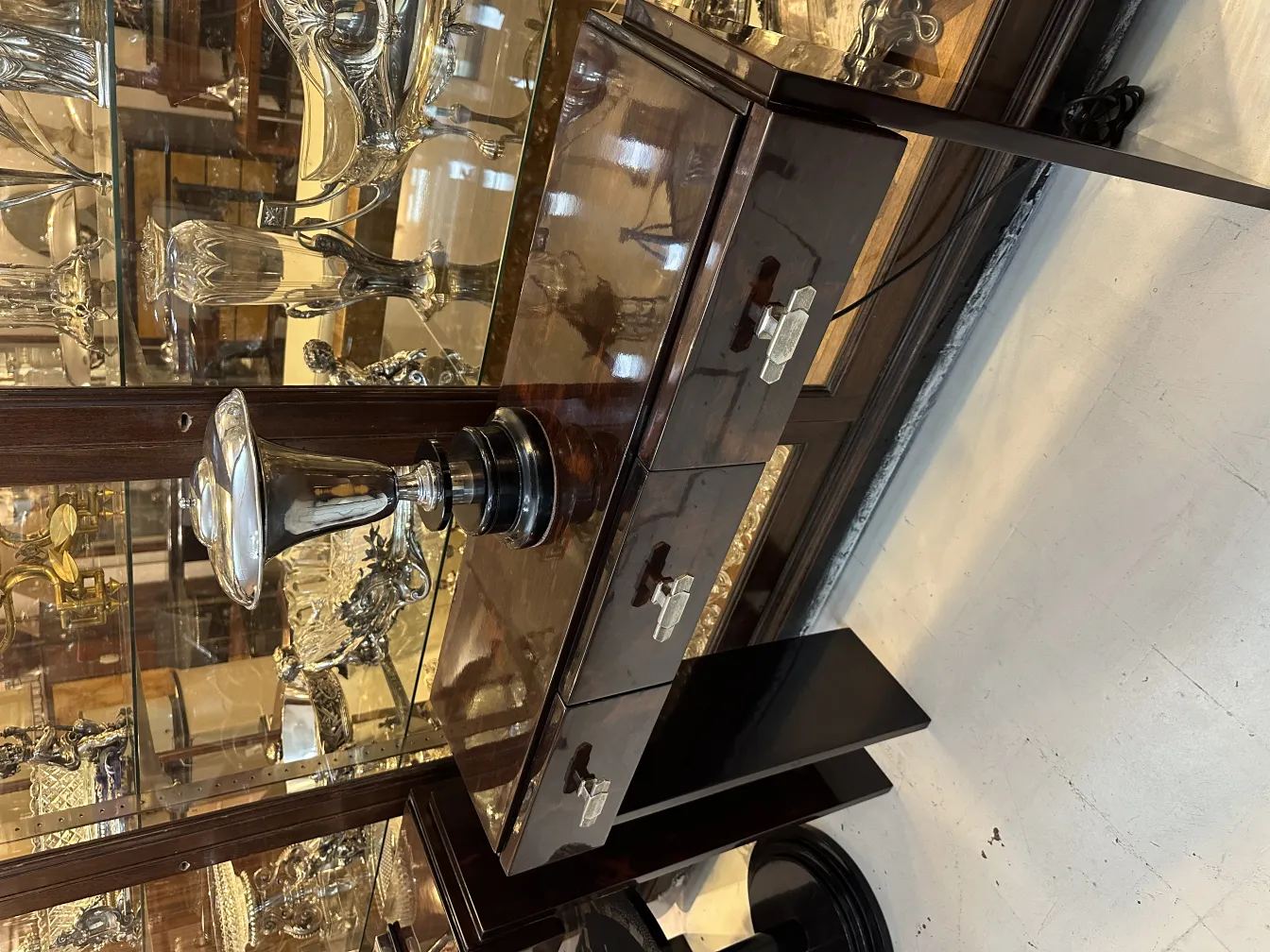 lampara de mesa antigua con diseño elegante, parte de un ambiente lleno de antigüedades