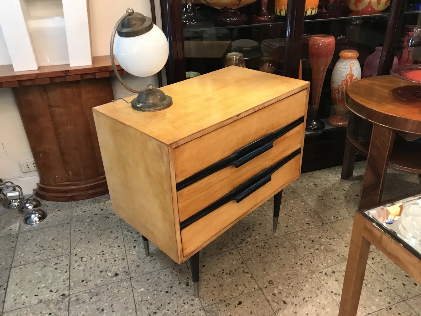 lampada da tavolo antica con forma rotonda in un contesto vintage