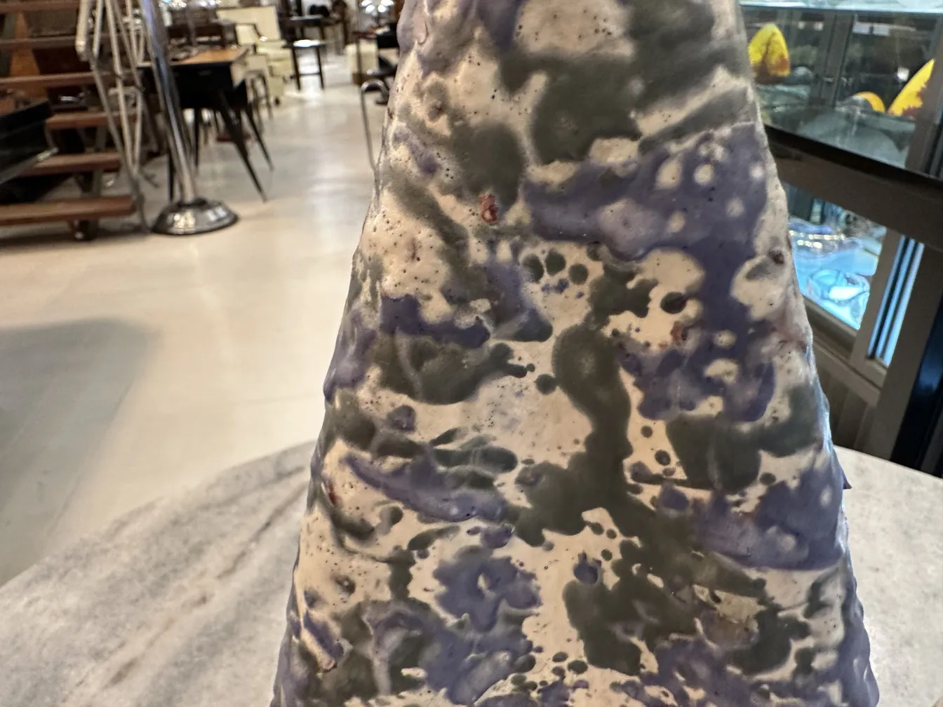 Antigua lámpara de mesa con diseño decorativo en azul y blanco