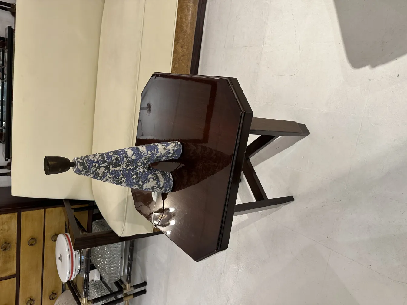 luminária de mesa antiga com base decorativa e design colorido, ao lado de um sofá claro