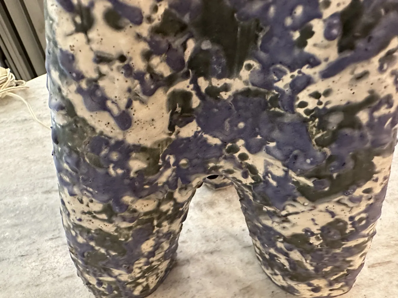 古董台灯底部带有蓝色和绿色设计图案