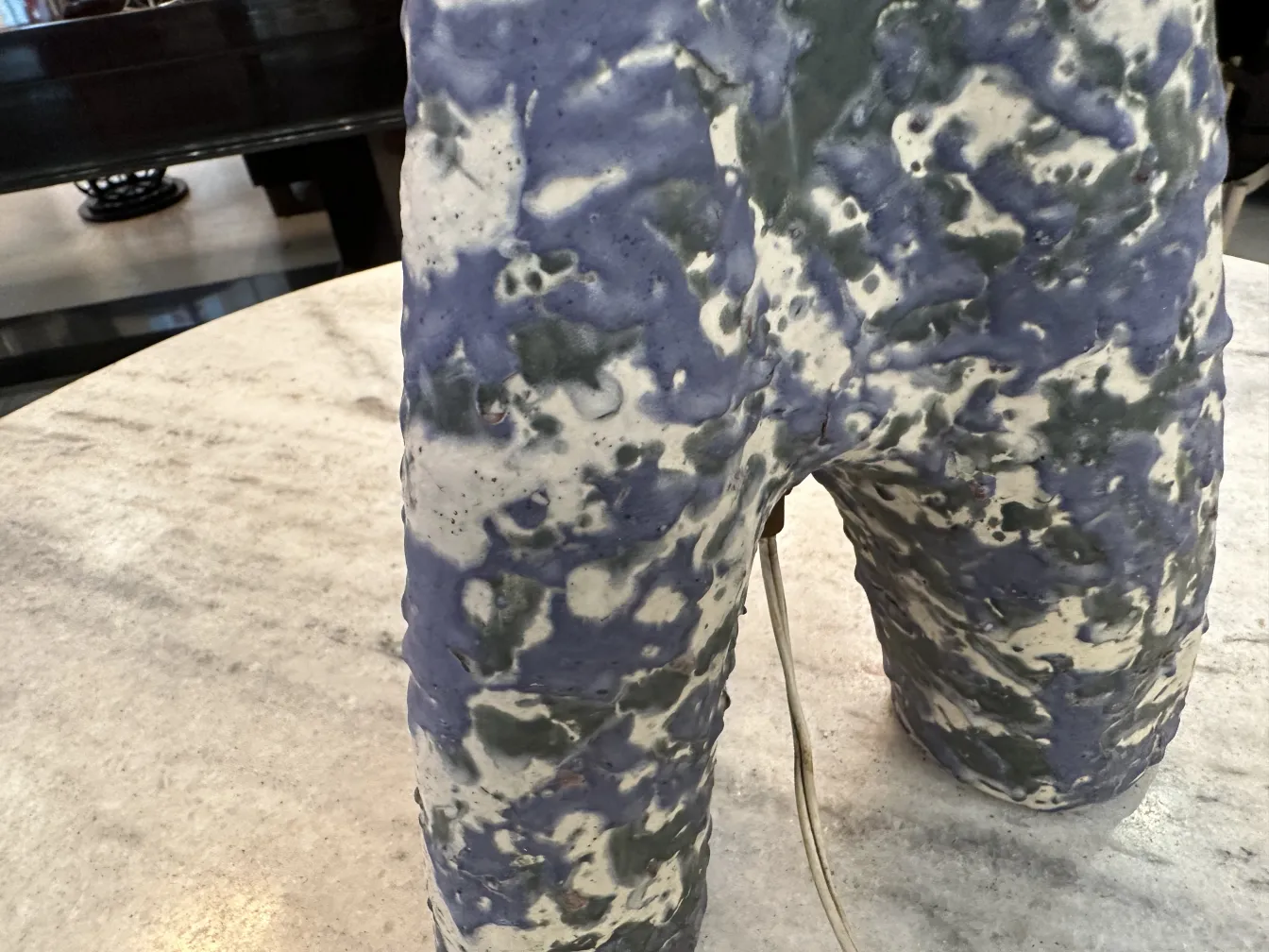 Lampada da tavolo antica con design colorato e forme uniche, creando un'atmosfera accogliente nella stanza.