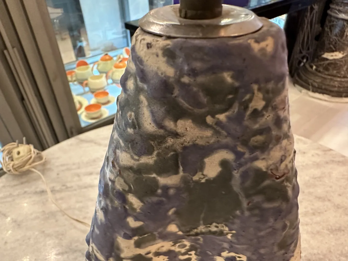 lampara de mesa antigua con colores irregulares y diseño