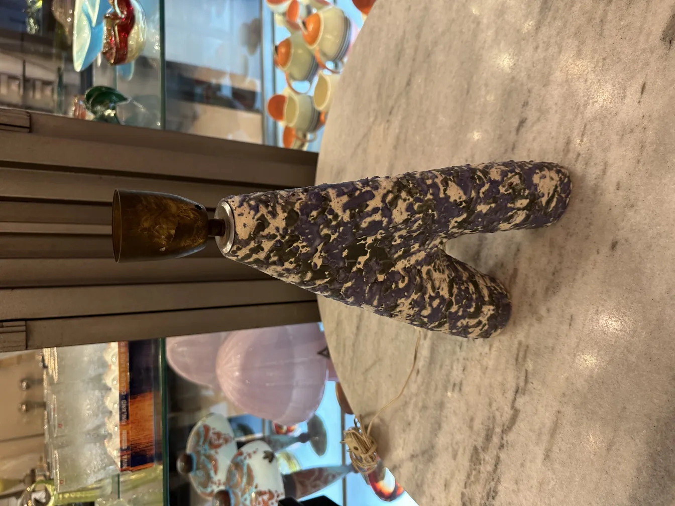 antike Tischlampe mit attraktiven bunten Mustern, warme Atmosphäre