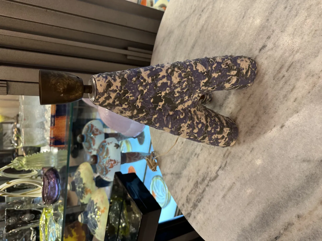 lámpara de mesa antigua con diseño decorativo y bases distintivas