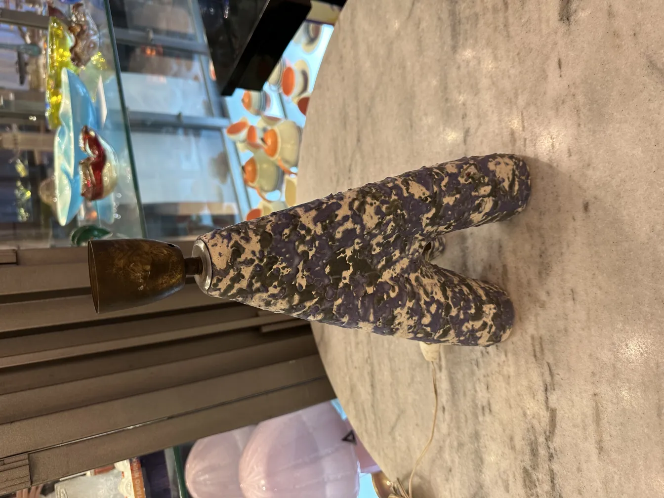 独特な形とミニマルデザインの古いテーブルランプ