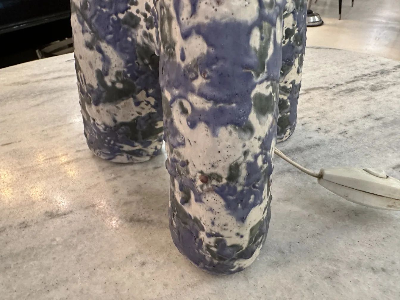 lampada da tavolo antica con design colorato e originale