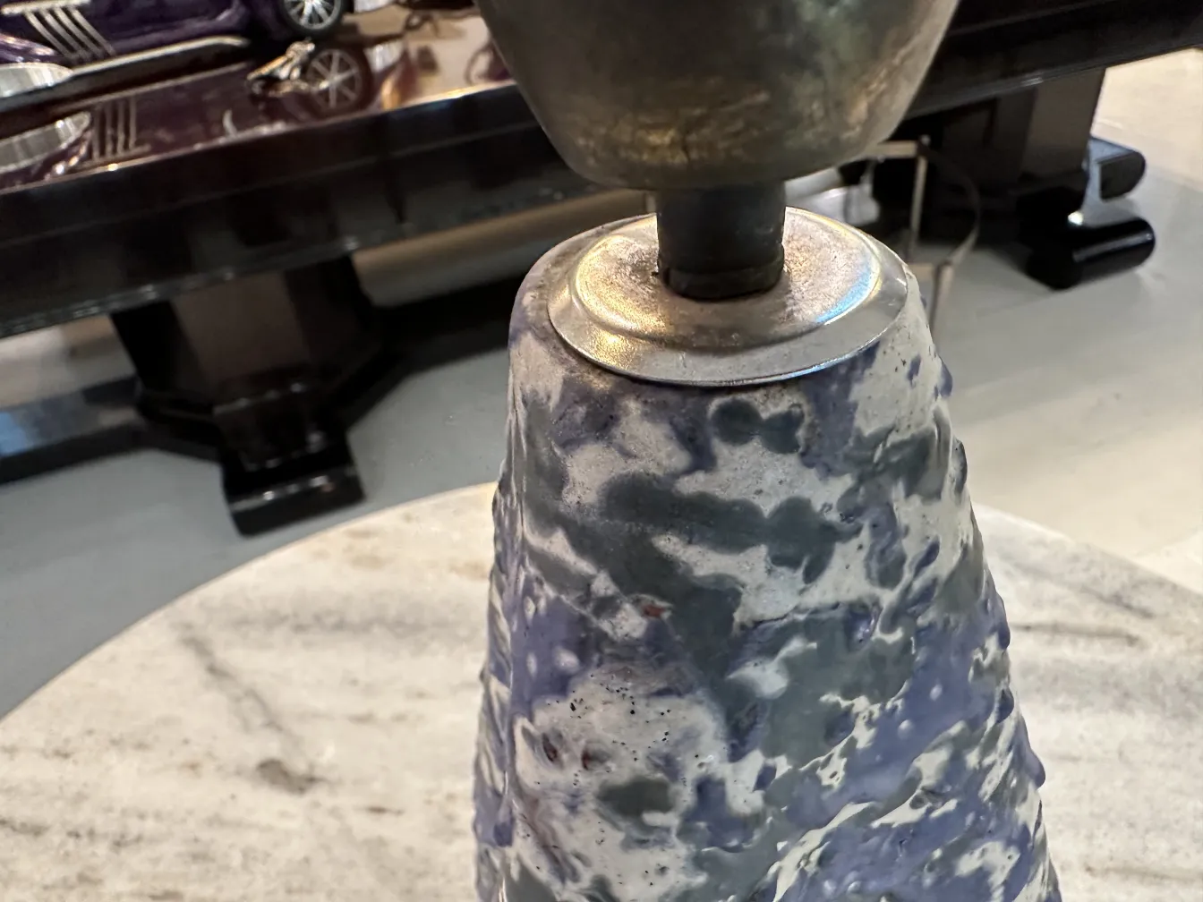 lampe de bureau ancienne avec une base colorée, design élégant