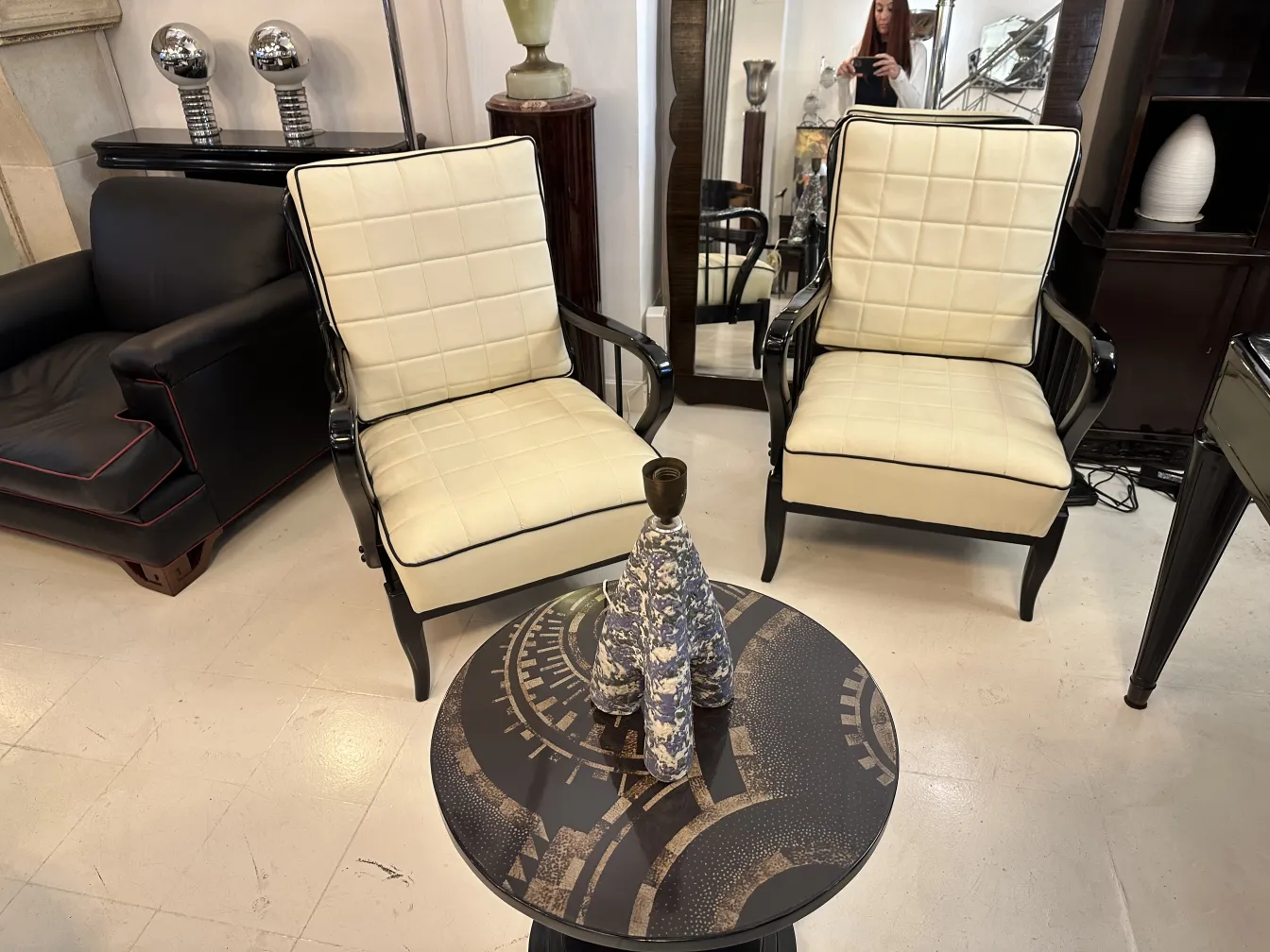 lampada da tavolo antica con adornamenti in un ambiente accogliente