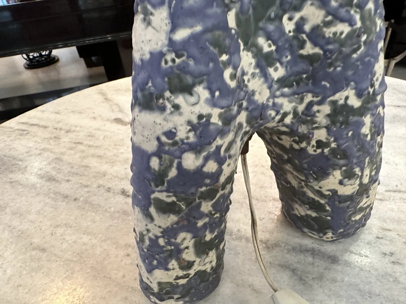 старинная настольная лампа с цветным дизайном и уникальными деталями, в уютной обстановке