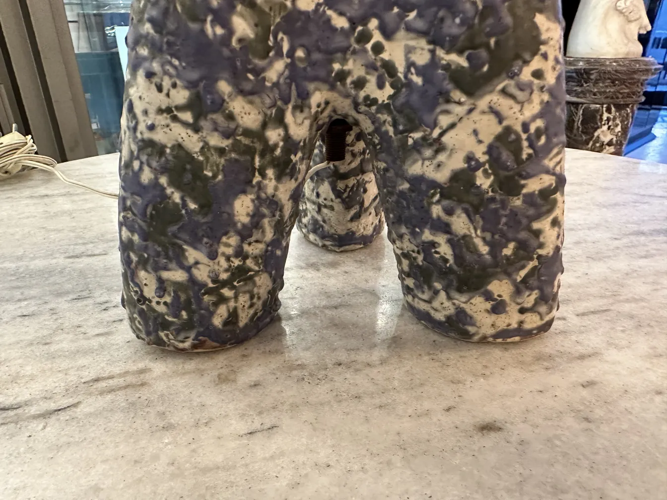 مصباح طاولة قديم مع قاعدة سيراميك زخرفية بألوان زرقاء.