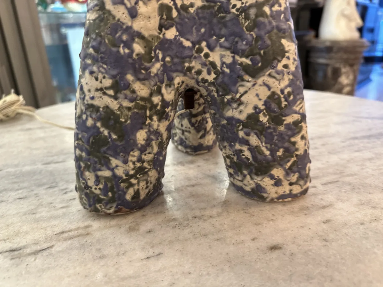 Antike Tischlampe mit abstraktem Design und lebhaften Farben in einer gemütlichen Umgebung.