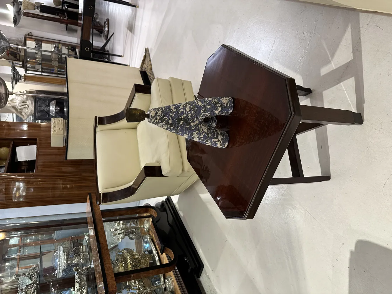 lampara de mesa antigua en un ambiente decorativo