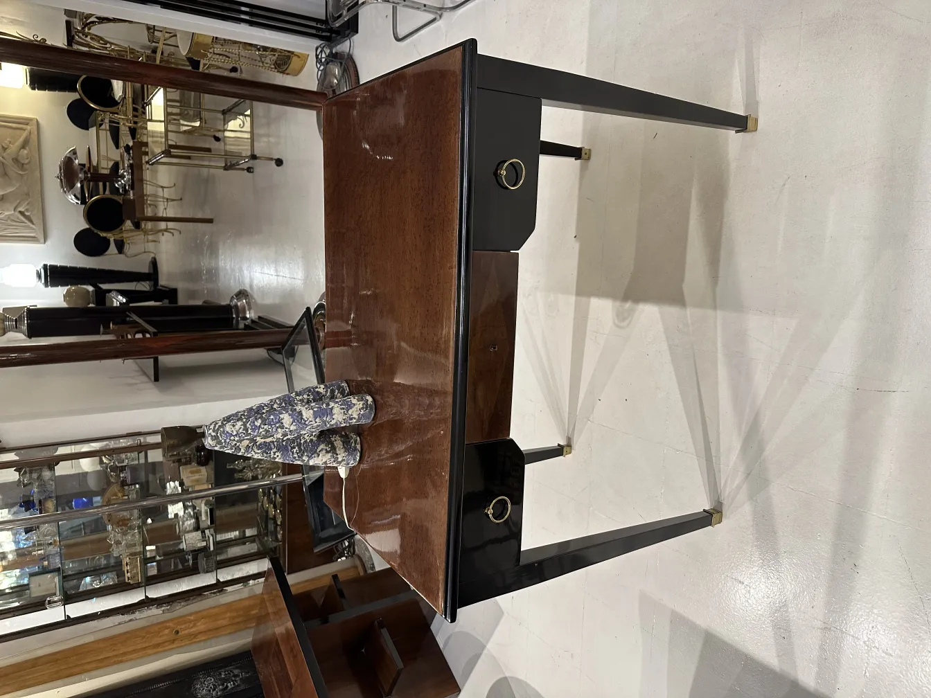 antigua lámpara de mesa con diseño especial en un entorno elegante