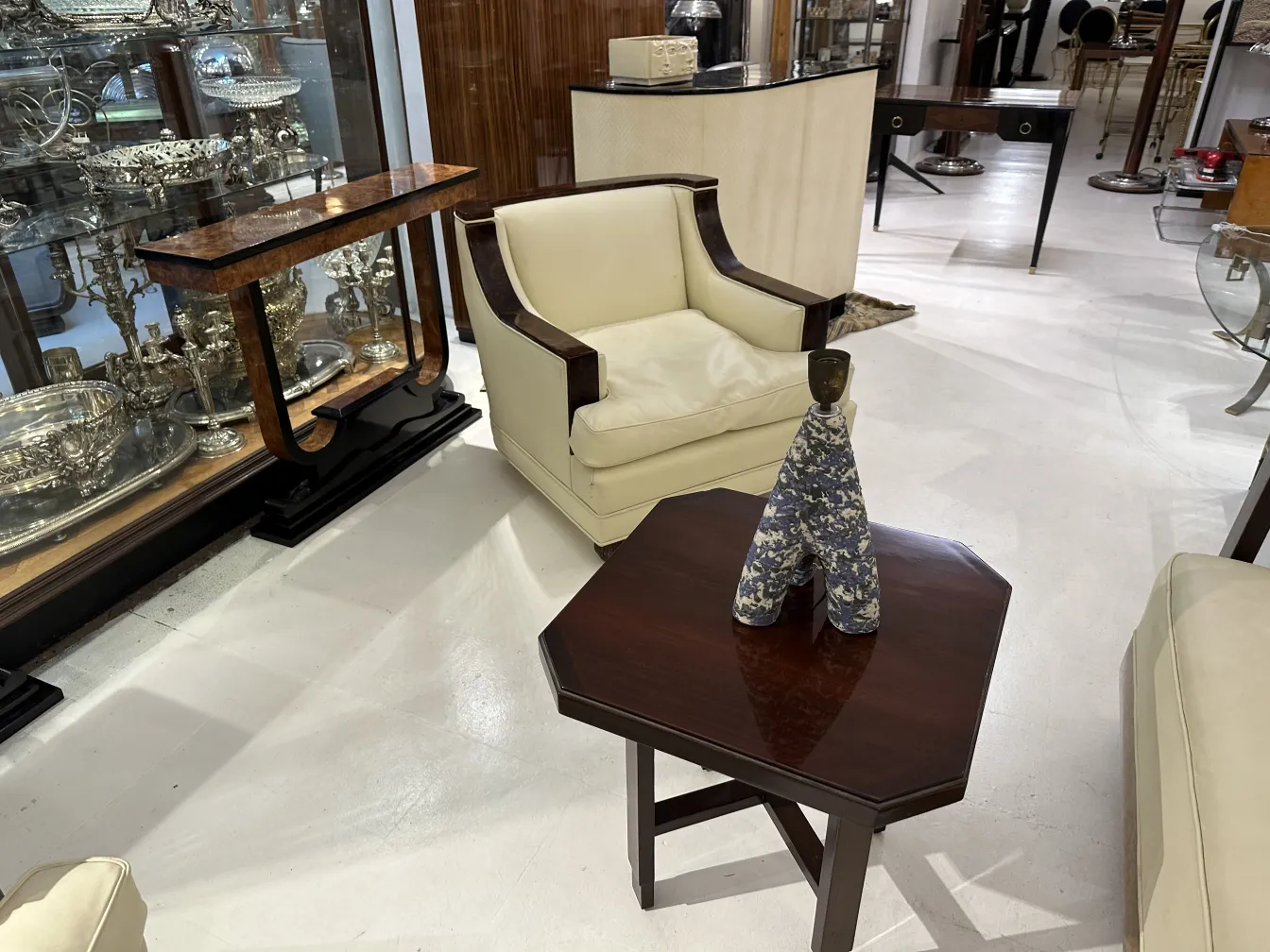 lampara de mesa antigua con detalle decorativo en una sala elegante