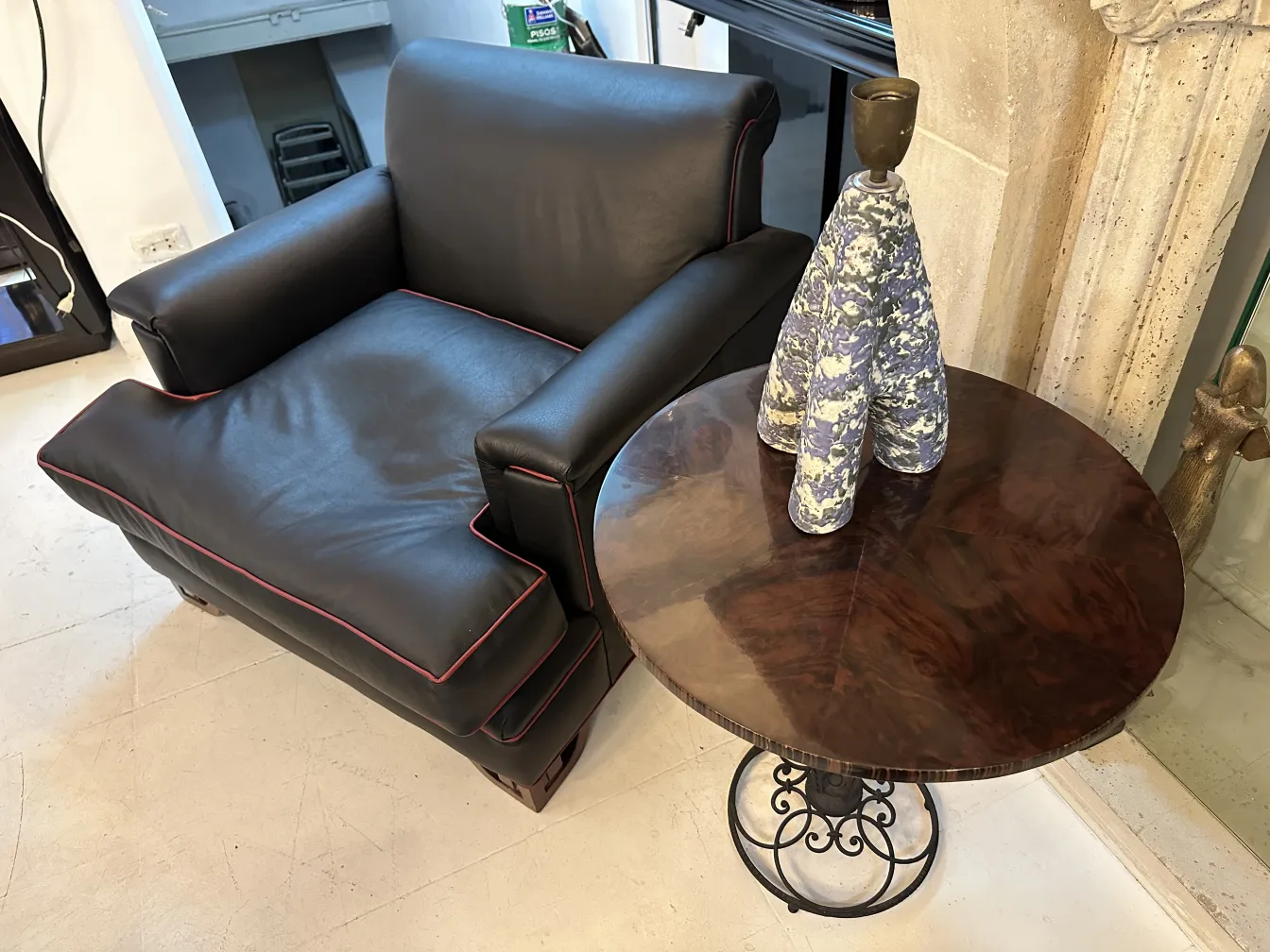 lampara de mesa antigua con tonos oscuros y fondo acogedor