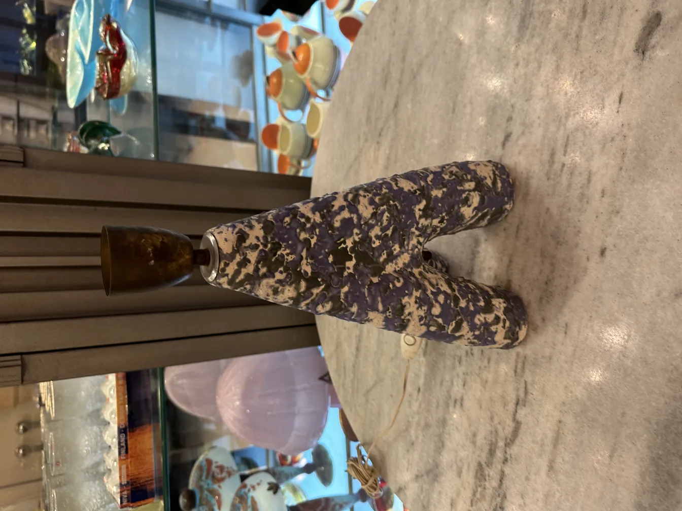 Lampada da tavolo antica con design unico, perfetta per la decorazione.