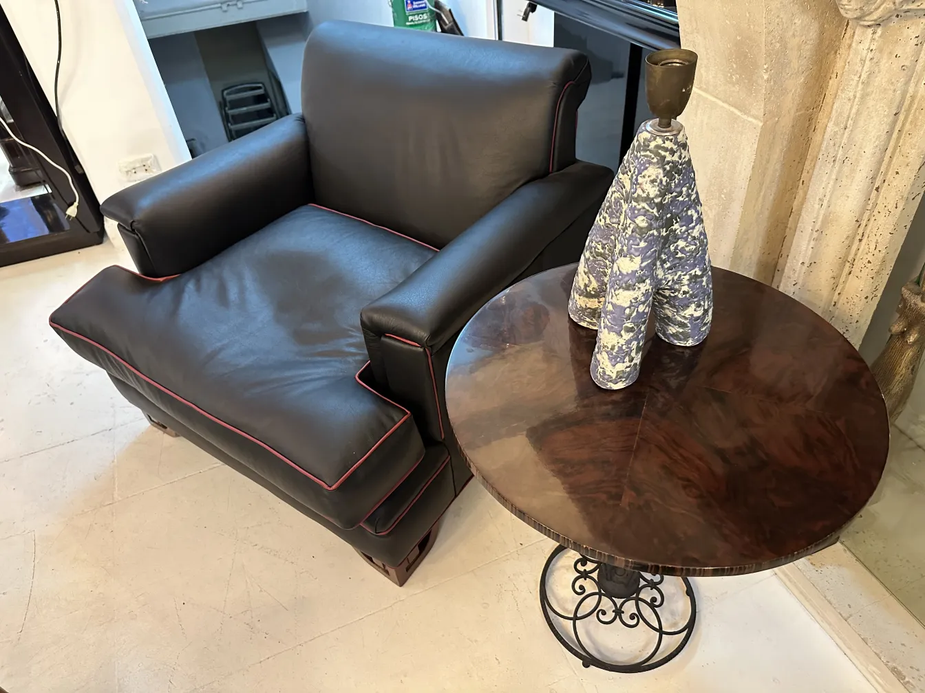 Lámpara de mesa antigua con base decorativa en un ambiente elegante