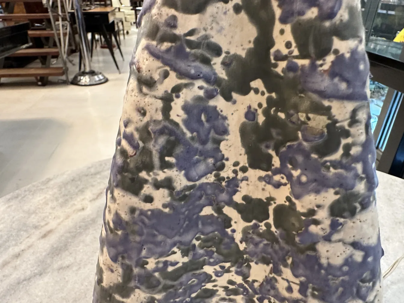 魅力的なビジュアルデザインの古いテーブルランプ、居心地の良い雰囲気