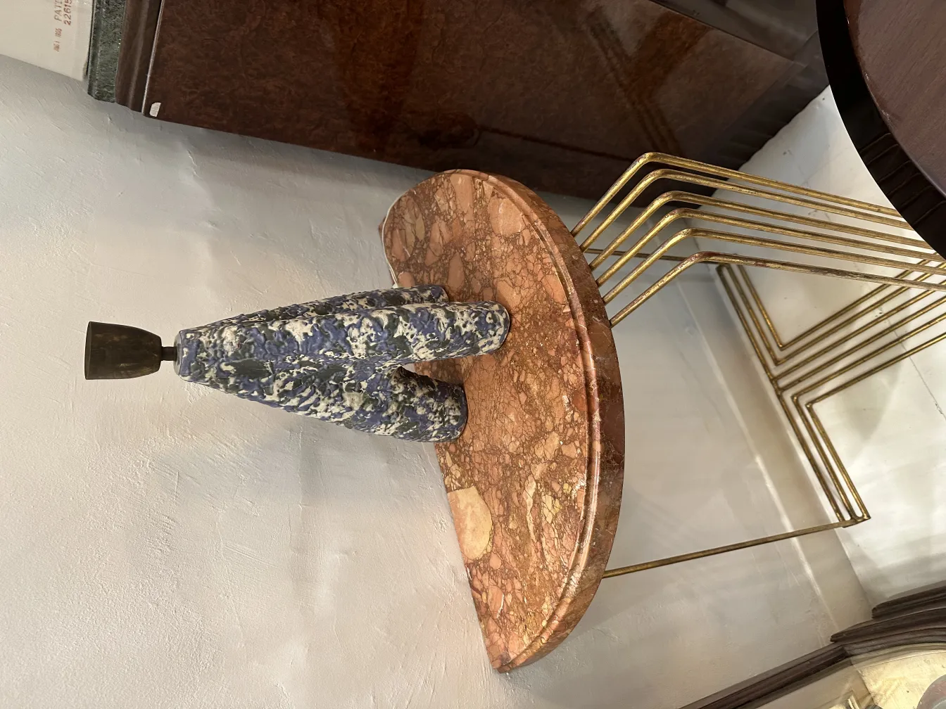 Lampada da tavolo antica con base in ceramica, in un ambiente elegante, perfetta per la decorazione.