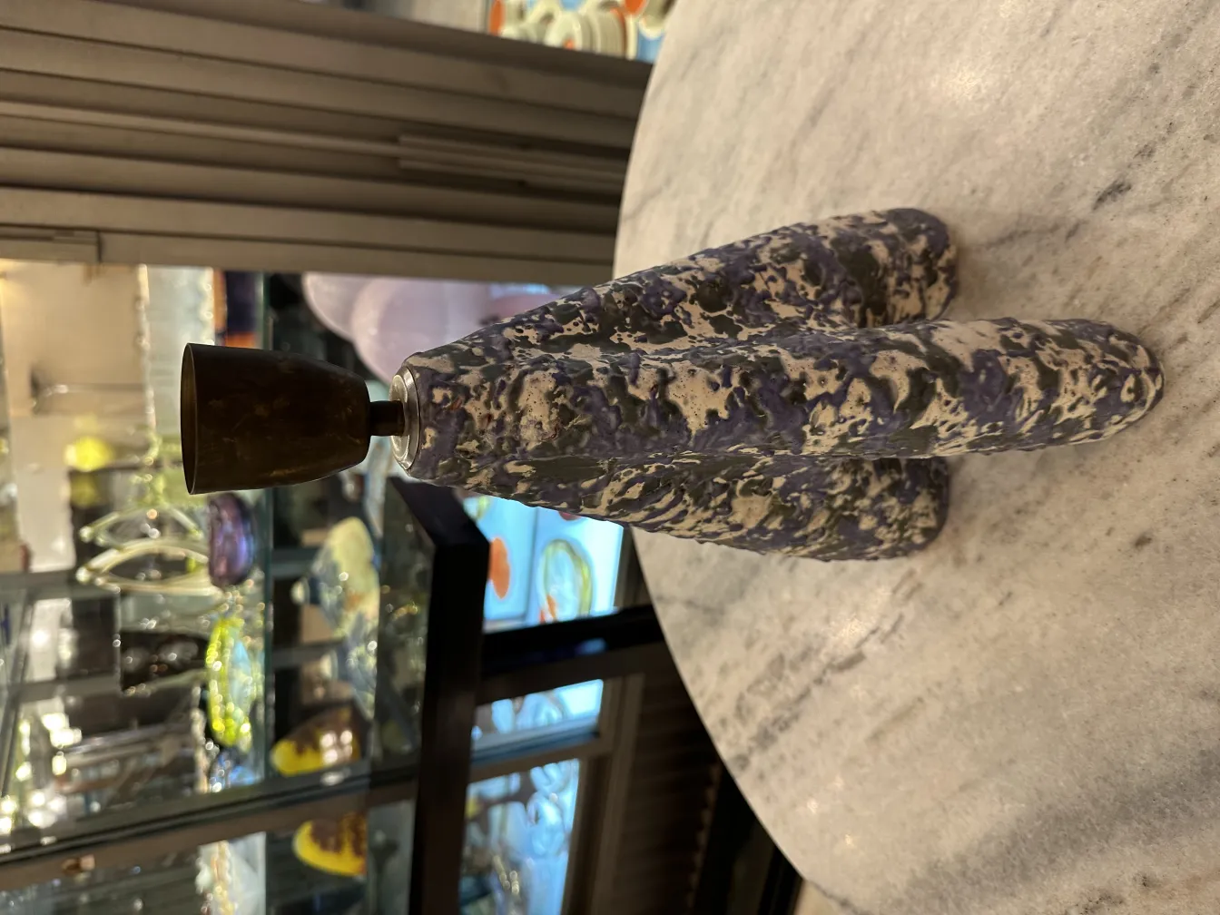 古董檯燈-独特的紫色设计在大理石桌上