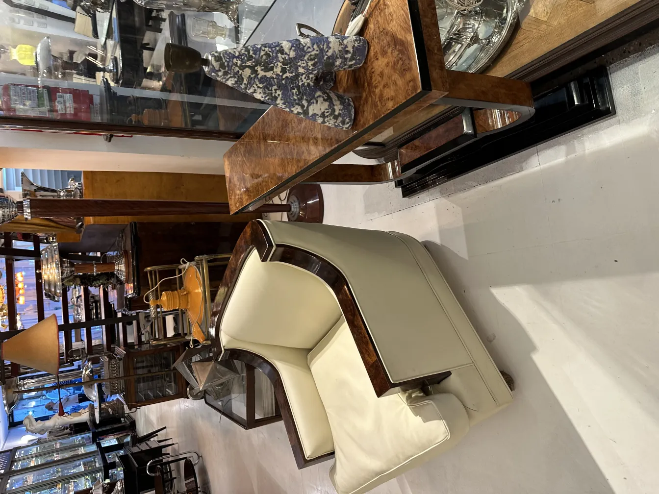 lampe de bureau ancienne avec des détails élégants dans une boutique d'antiquités, style classique, détails décoratifs