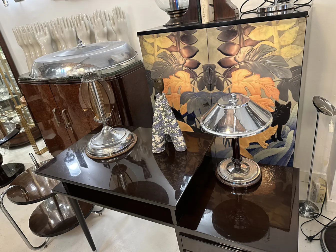 lampada da tavolo antica con base lucida e paralume conico, ambientata in un ambiente elegante