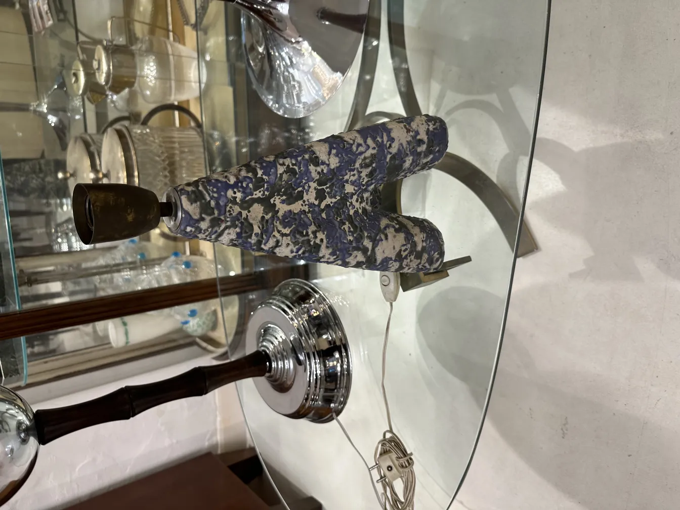 Декоративная настольная лампа старая с блестящей основой и цветными деталями.