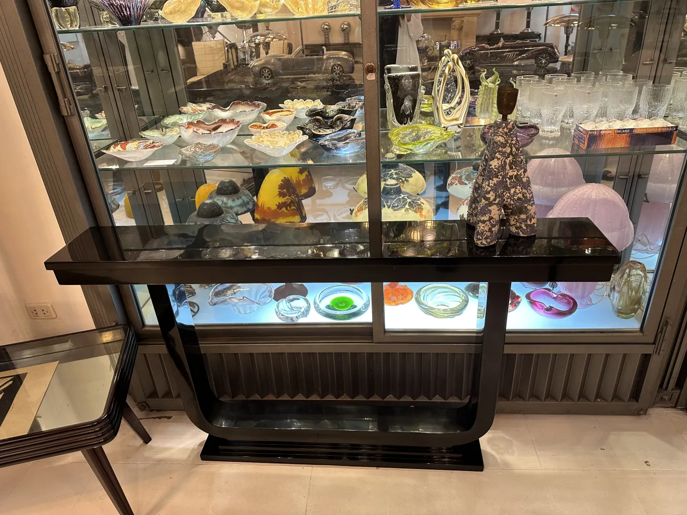 Lampe de bureau ancienne dans un cadre élégant avec des objets décoratifs.