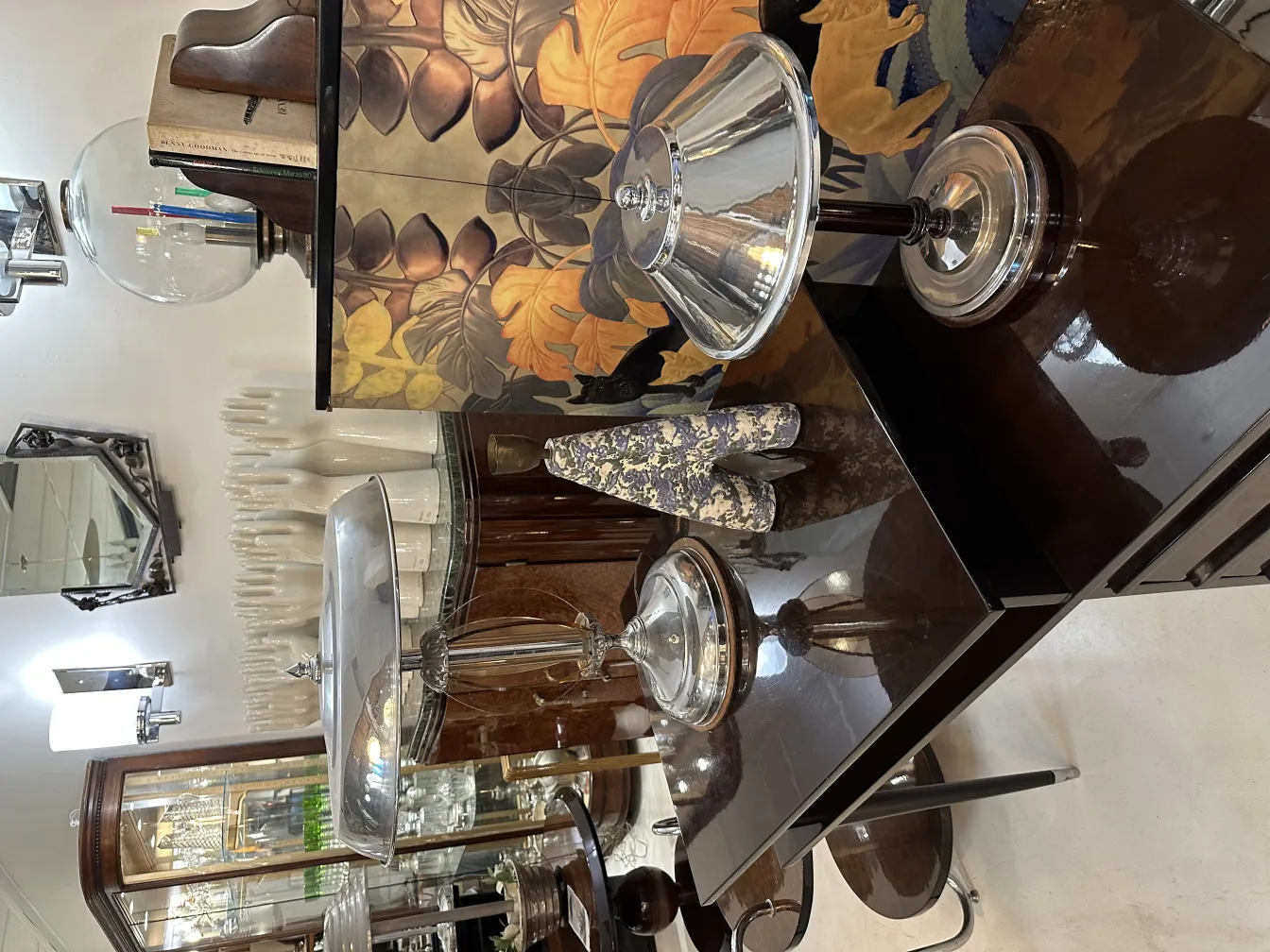 アンティークテーブルランプ明るい、装飾品があるエレガントな環境で。