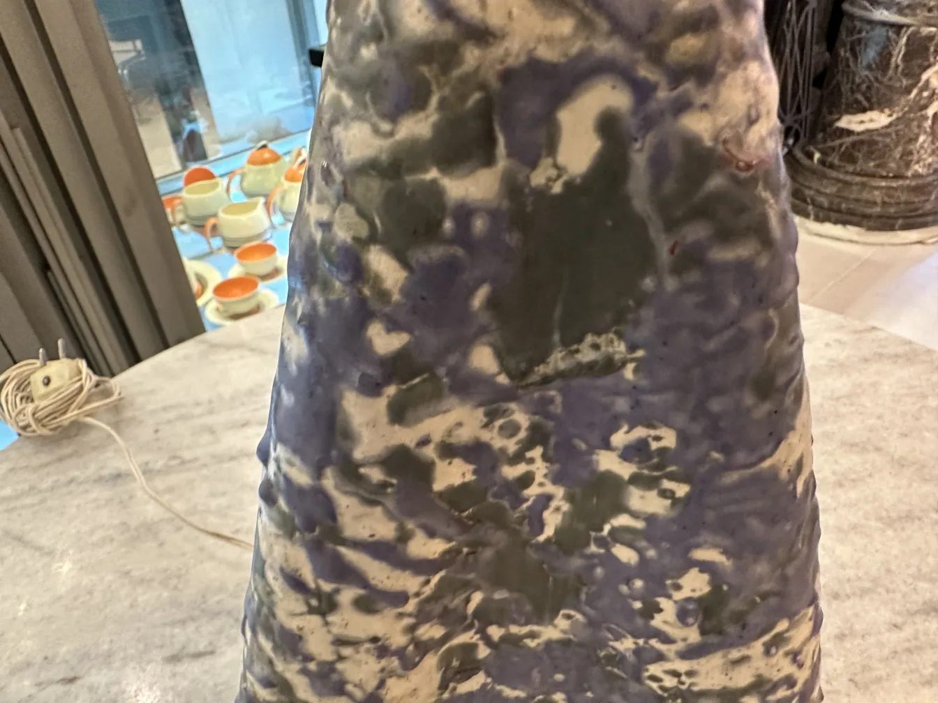 Lámpara de mesa antigua con colores vibrantes, añade calidez a cualquier ambiente.