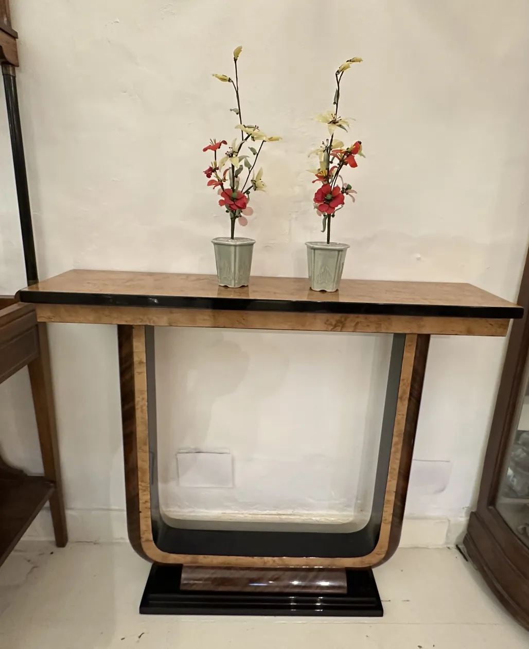 Consola antigua con decoración floral en jarrones