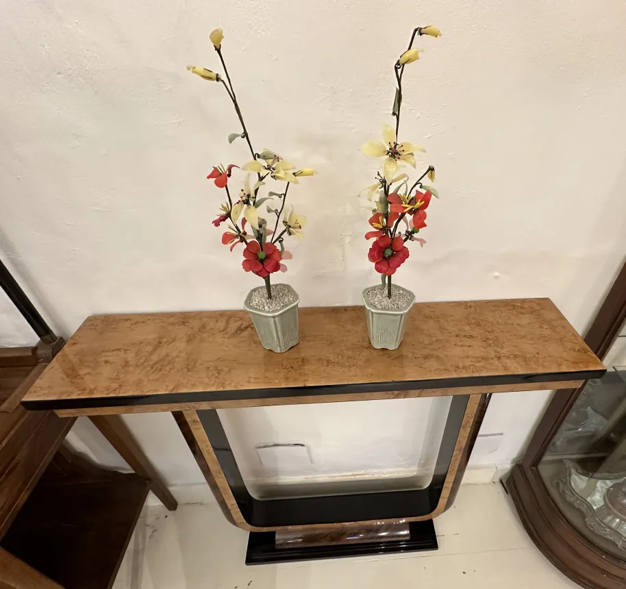 Consola antigua con flores decorativas