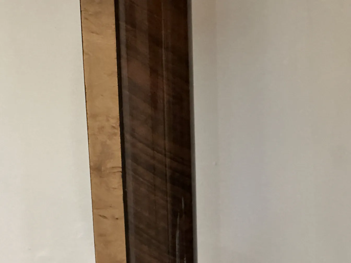 antiga consola com detalhes ornamentais contra a parede