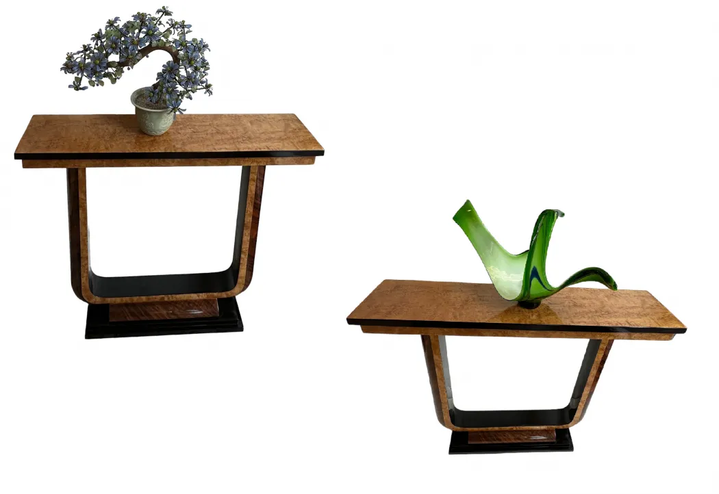 mesa consola antigua con decoración floral