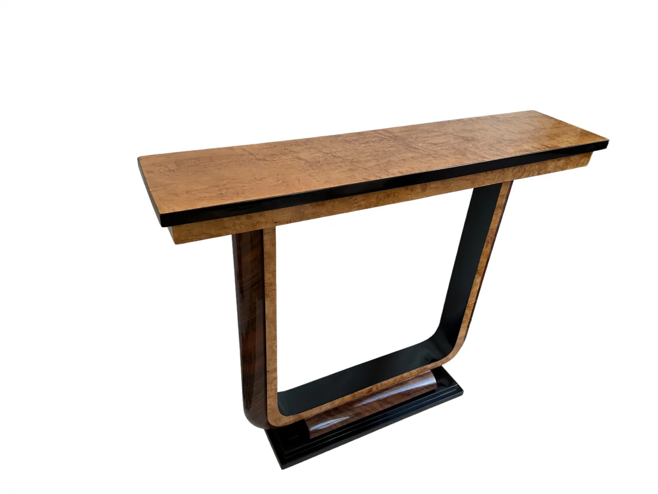 प्राचीन कंसोल का दृश्य जिसमें स्टाइलिश डिजाइन है