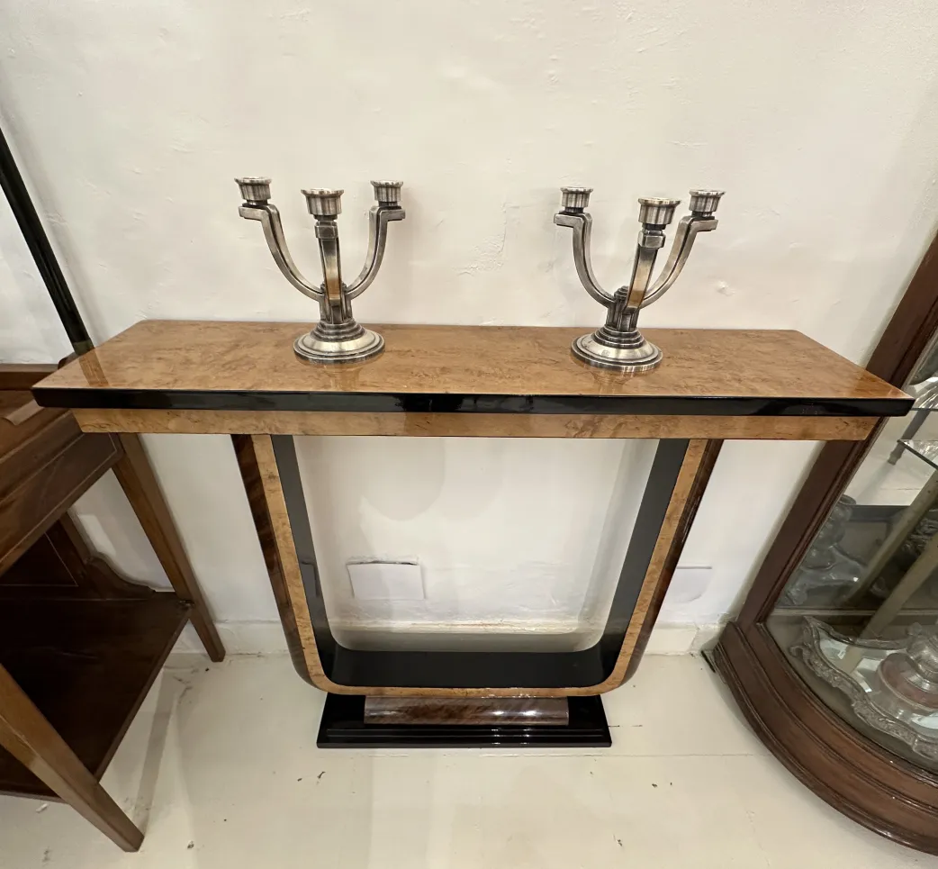 طاولة وحدة التحكم القديمة مزينة بشمعدانات فضية