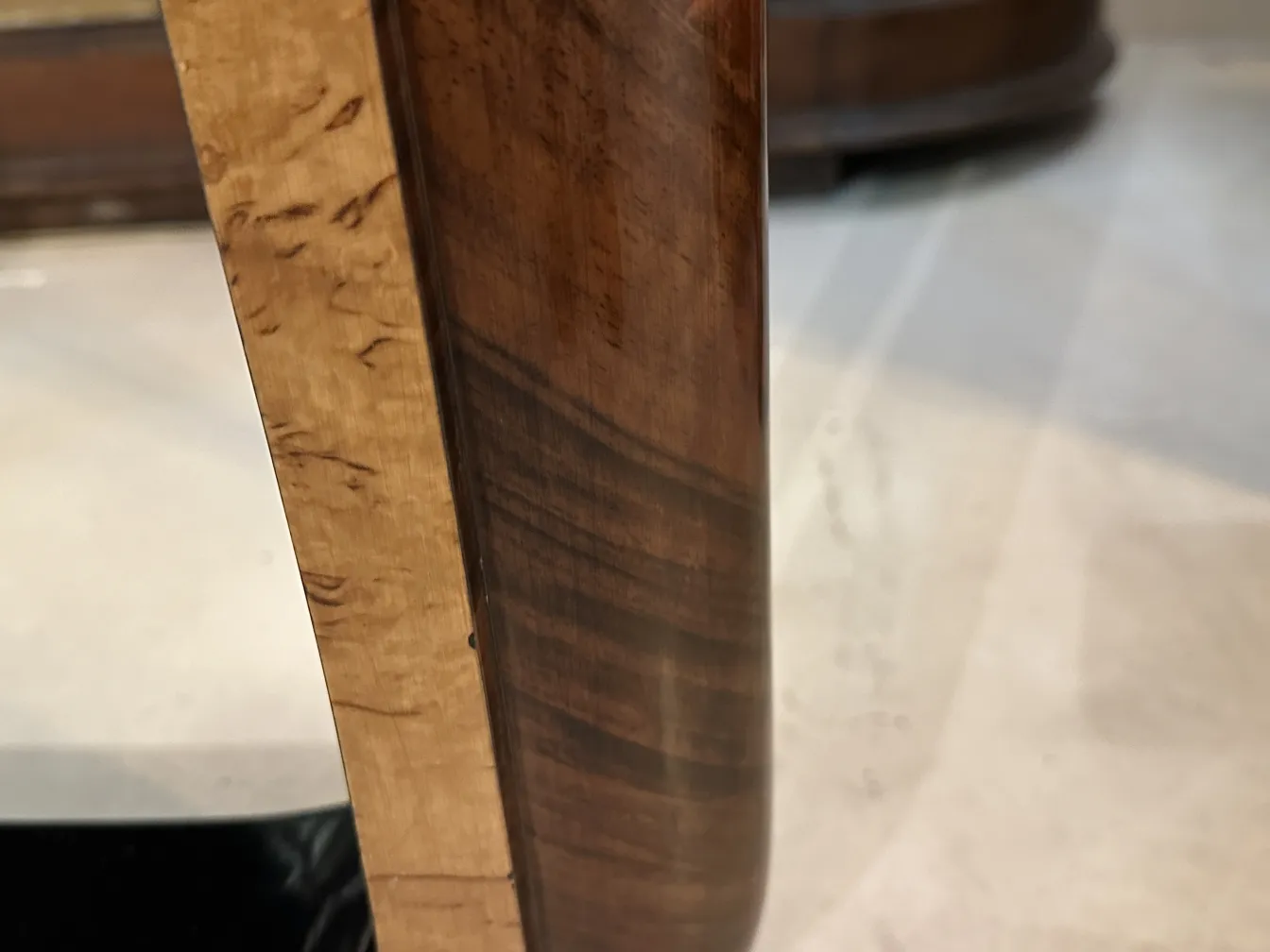 Vue latérale d'un ancien dresuar élégant avec des détails raffinés