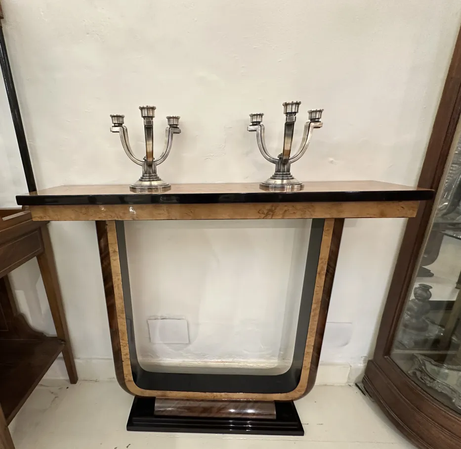 antica console decorativa con candelabri argentati