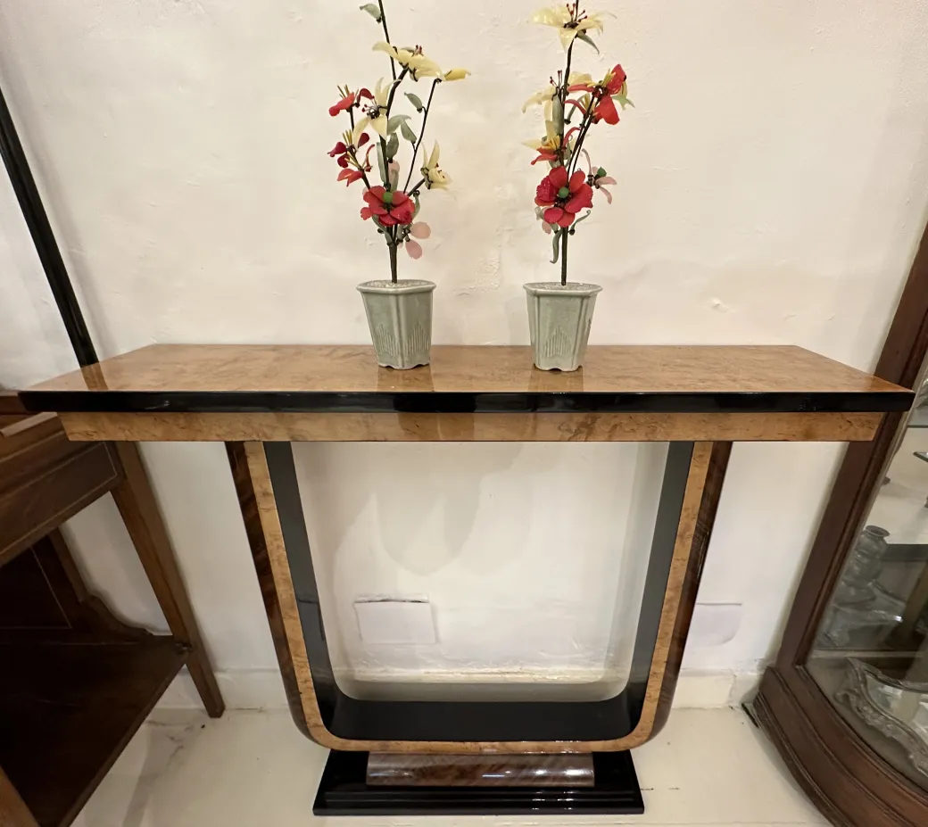 古董控制台桌，顶部装饰花卉，具有优雅的底座。