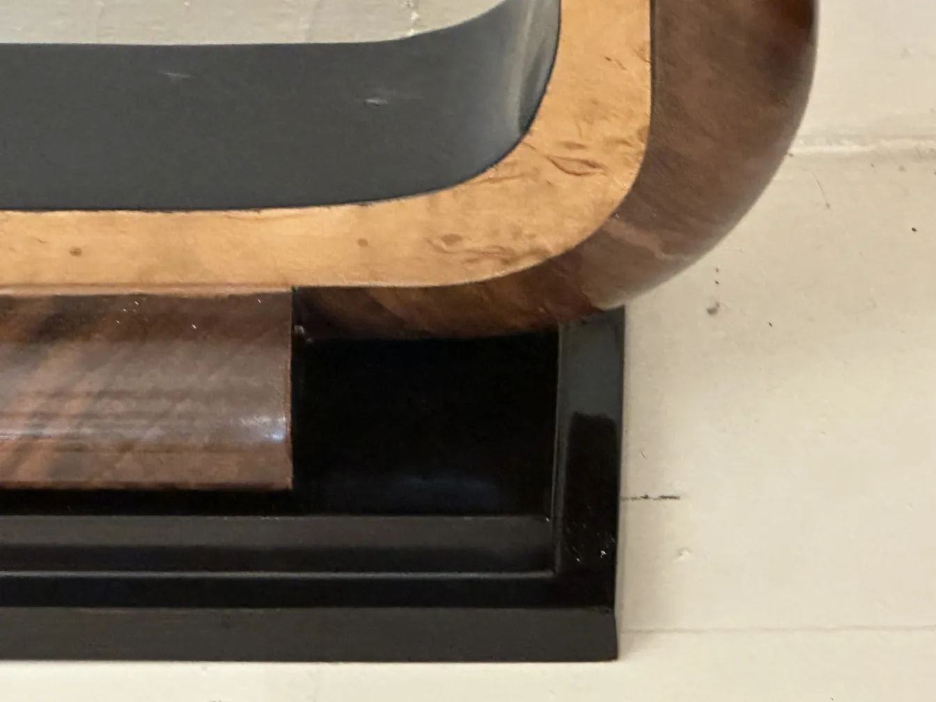 antiguo consola decorativa con diseño curvado y base negra