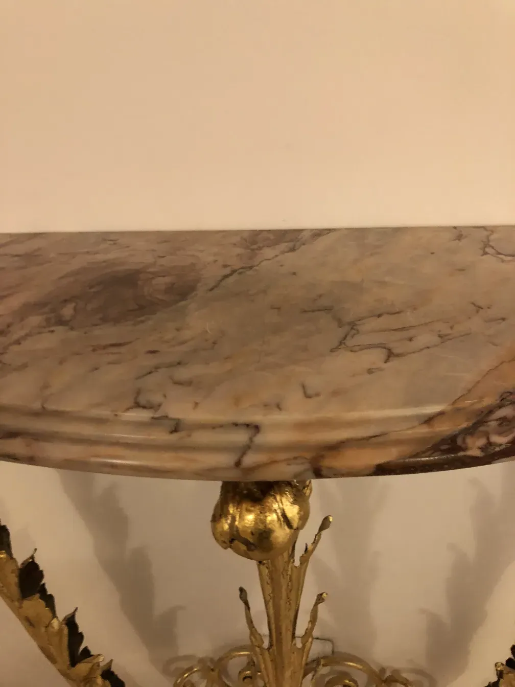 console antica con design elegante e dettagli decorativi